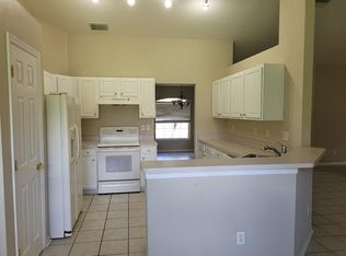 826 SW 8th Ct, Cape Coral, FL 33991