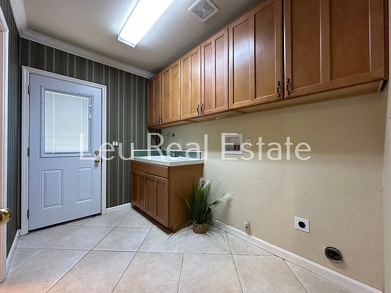 131 Gage Ct — Photo 42