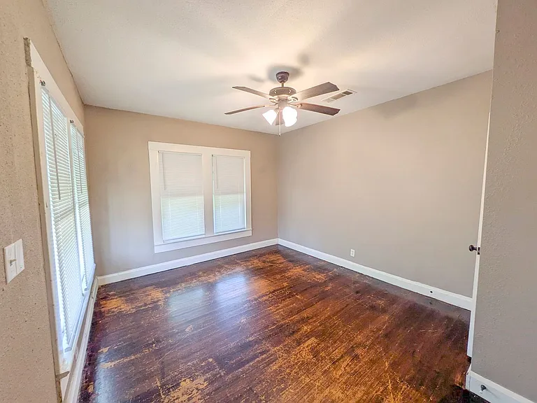 1102 Dallas St — Photo 16