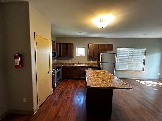 3 bed, 1192 sqft, $2,700 — Photo 3