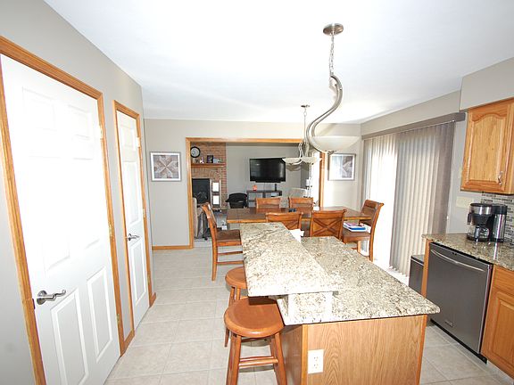 5th image of 833 Fairfield Dr