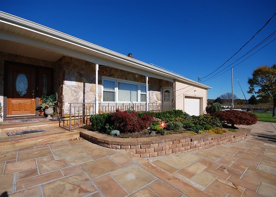 1st image of 5 Thorn Ln