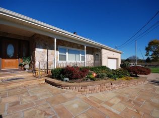 5 Thorn Ln, Oakdale, NY 11769