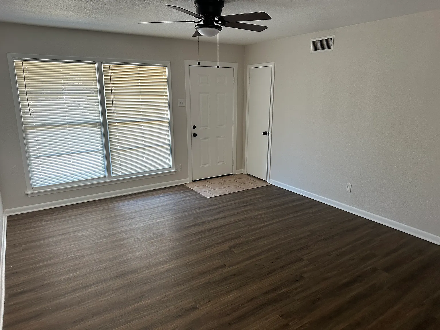3 bed, 1220 sqft, $1,350 — Photo 4