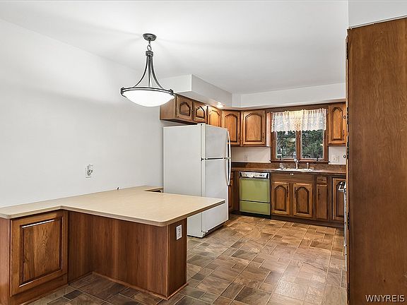 4th image of 193 Aurora St