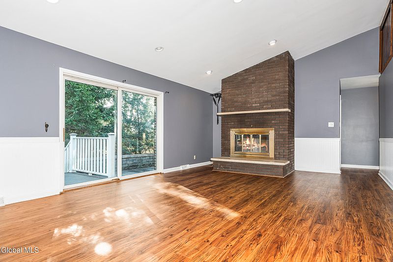 4th image of 722 Feura Bush Road