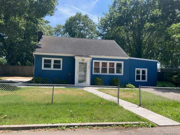 101 48th St, Lindenhurst, NY 11757