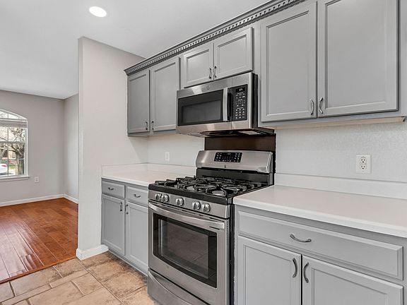 5th image of 291 Oxford Dr