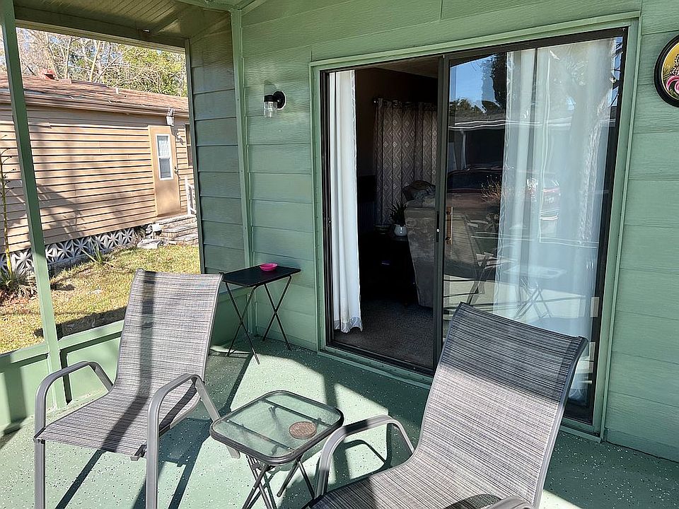 Screened in porch 