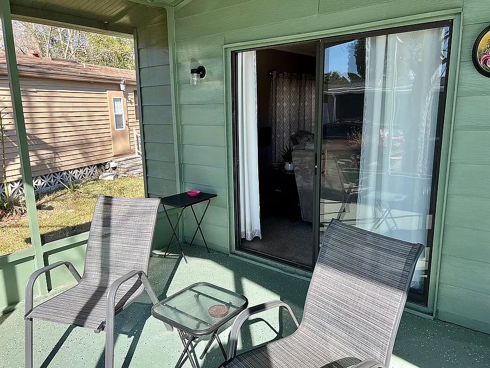 Screened in porch 