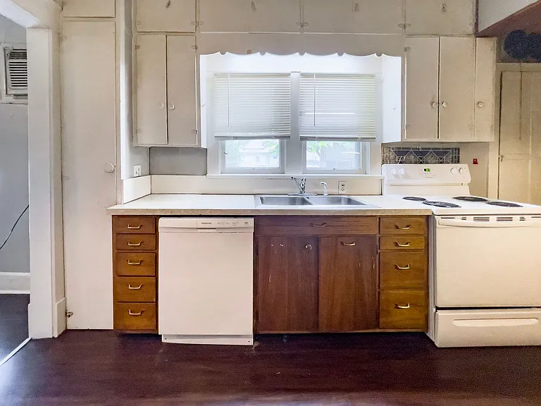 Preleasing For August! Close To Campus — Photo 12