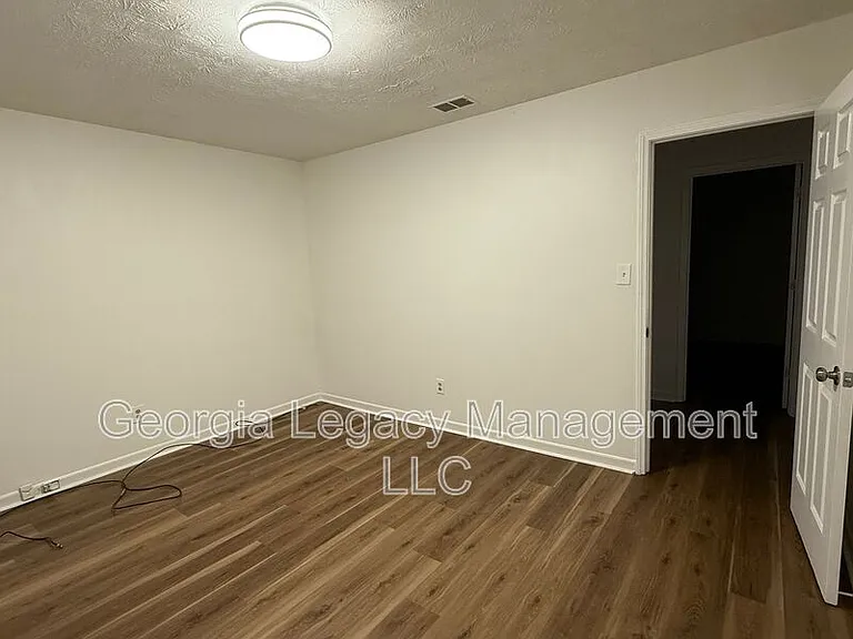365 Fowler Dr — Photo 3