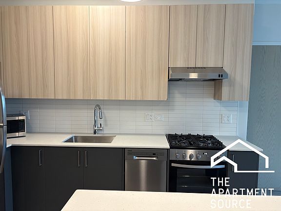 2nd image of 670 N May St #405