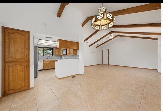 4 bed, 2.0 bath, 2496 sqft, $2,700 — Photo 3