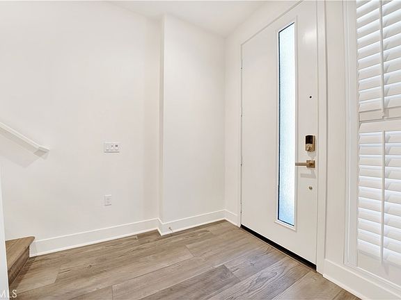 3rd image of 1658 Topanga