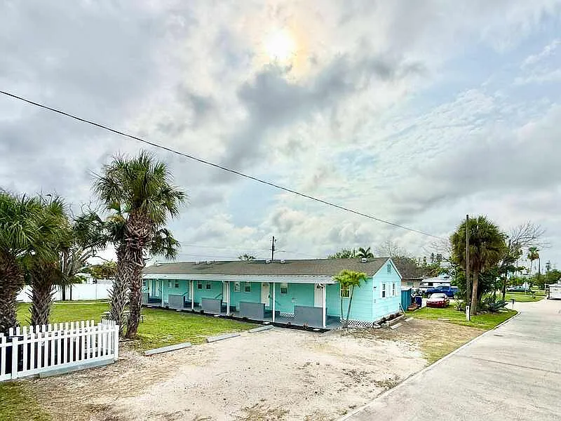 Studio, 1.0 bath, 313 sqft, $995 — Photo 2