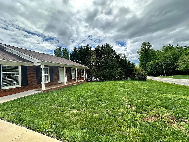 204 N Oak Grove Ext — Photo 2