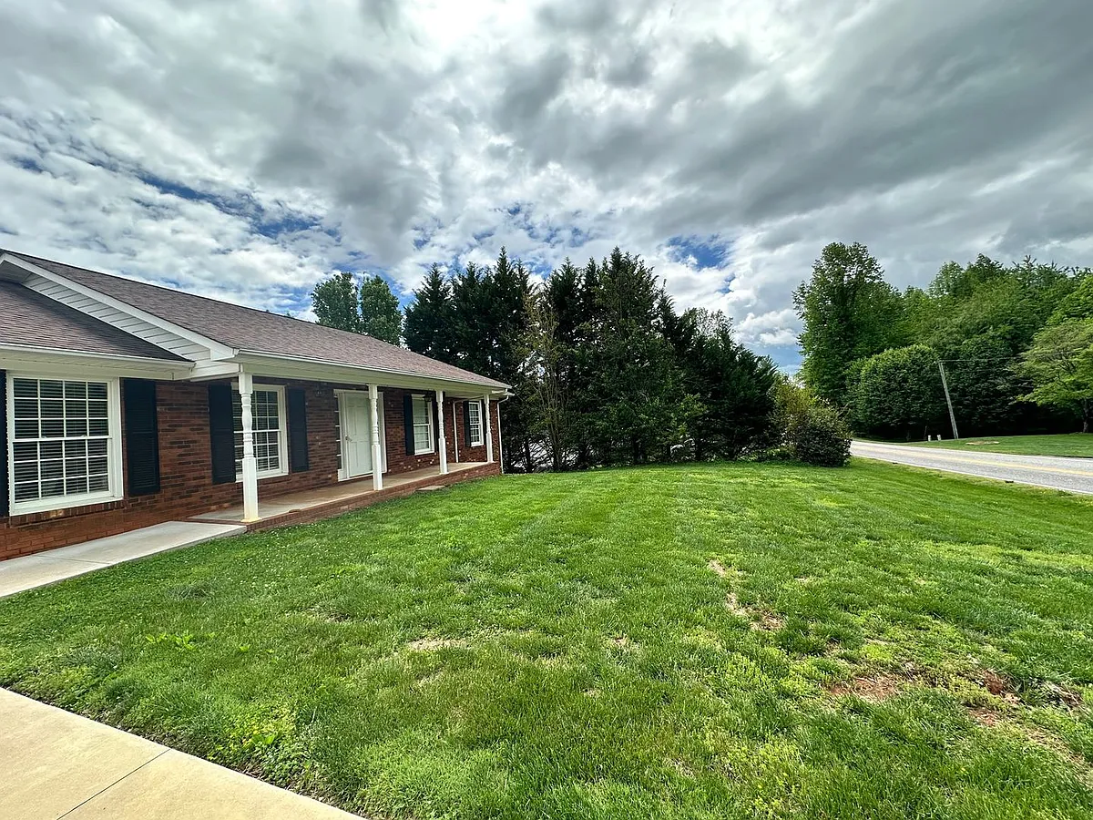 Building Photo - 204 N Oak Grove Ext