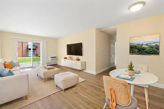 Parkway Cedarhurst Apartments — Photo 37