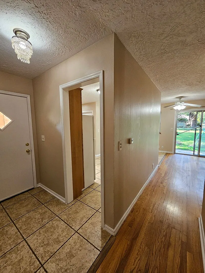 (3) Bed/(1.5) Bath in Core Norman Avail Now! Pets Negotiable! — Photo 2