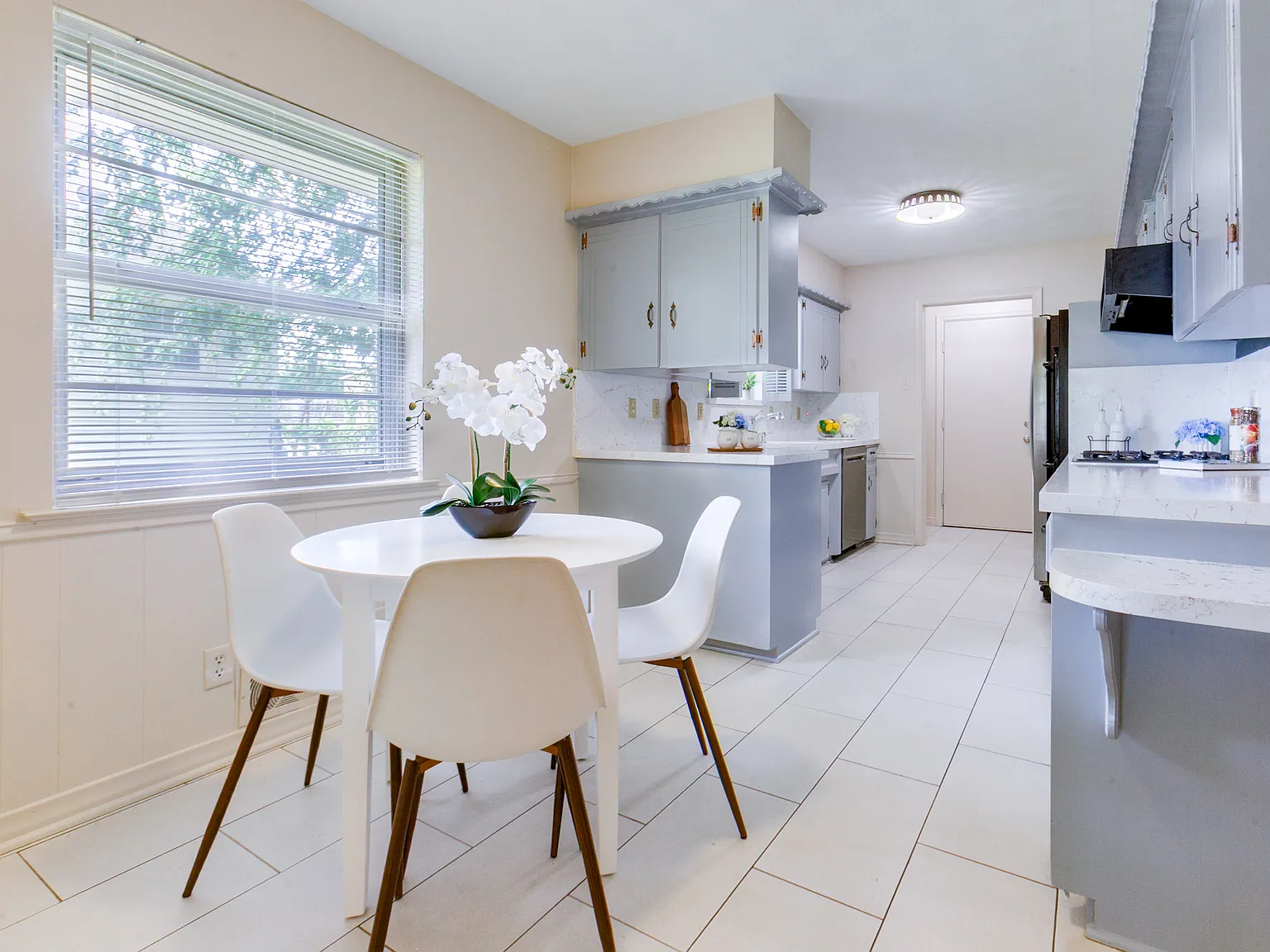 3 bed, 1369 sqft, $2,400 — Photo 2