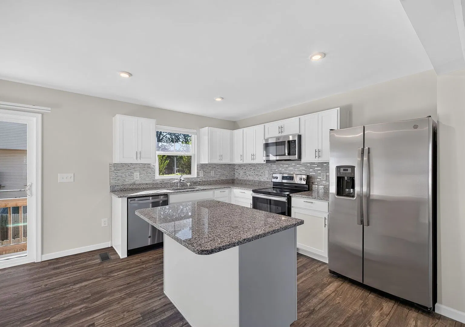 Bright space, nestle in Hampton East Community, 2 Bed, 2.5 Bath Townhome! — Photo 4