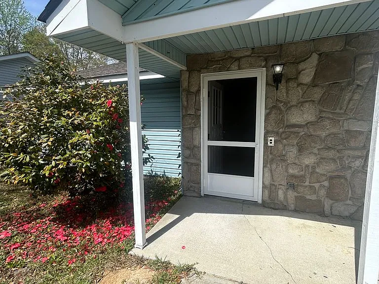 307 Stratford Pl — Photo 2