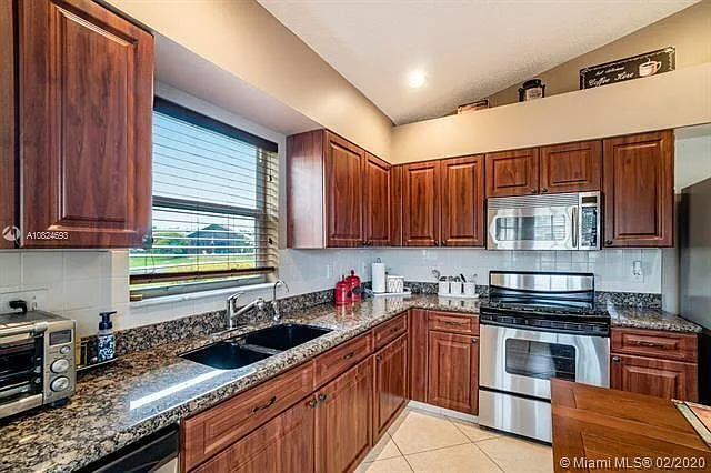 3 bed, 2.0 bath, 1382 sqft, $3,600 — Photo 2