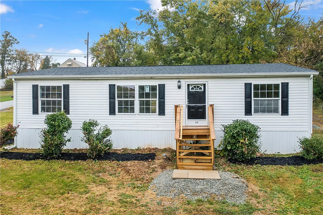 216 Lewis Ave photo 1