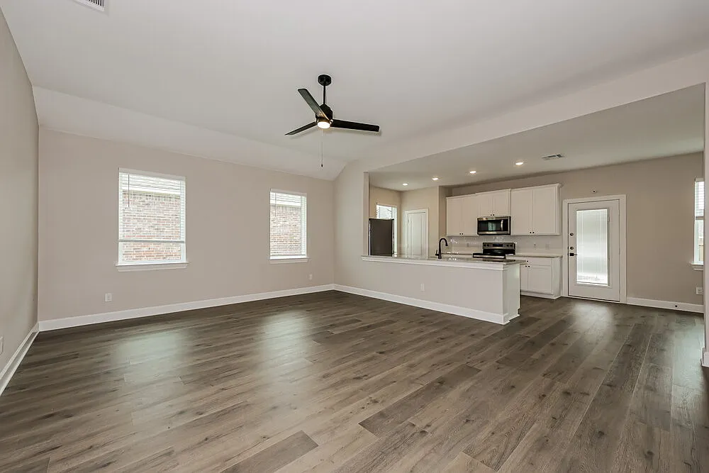 4 bed, 2.0 bath, 1798 sqft, $2,400 — Photo 4