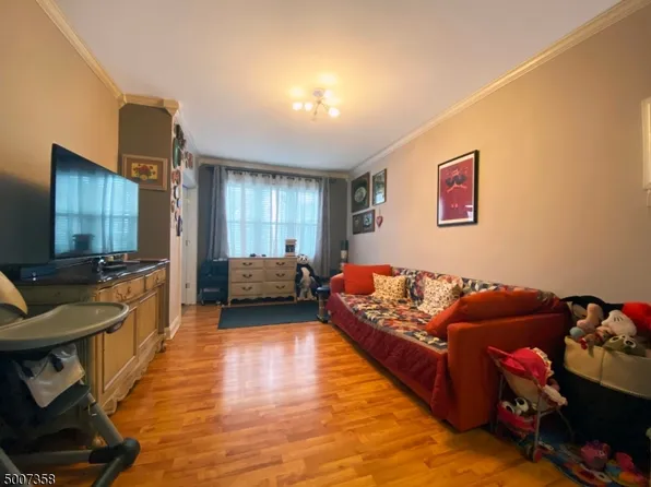 11 Story Ct, Bayonne, NJ 07002