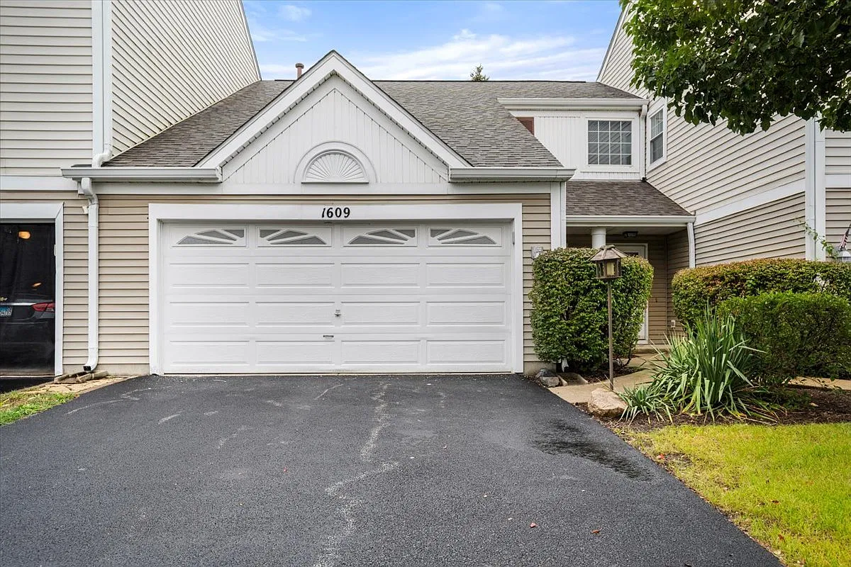 2 bed, 1.5 bath, 1300 sqft, $2,500 — Photo 1