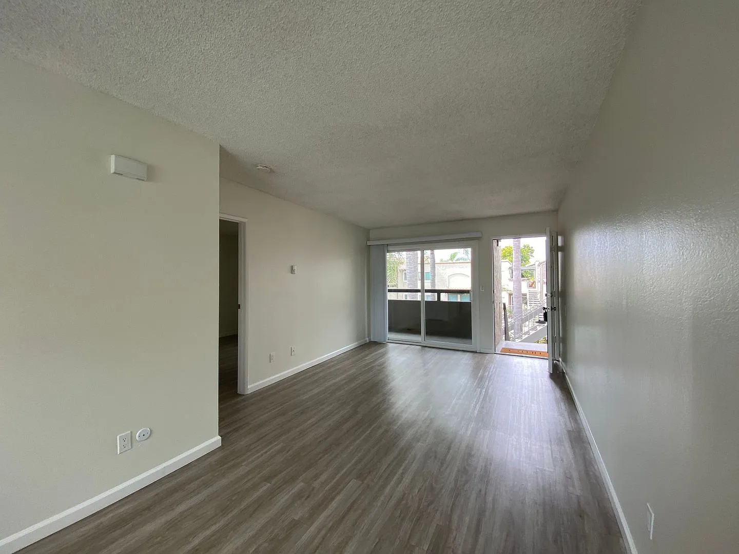Cabana Apartments — Photo 2