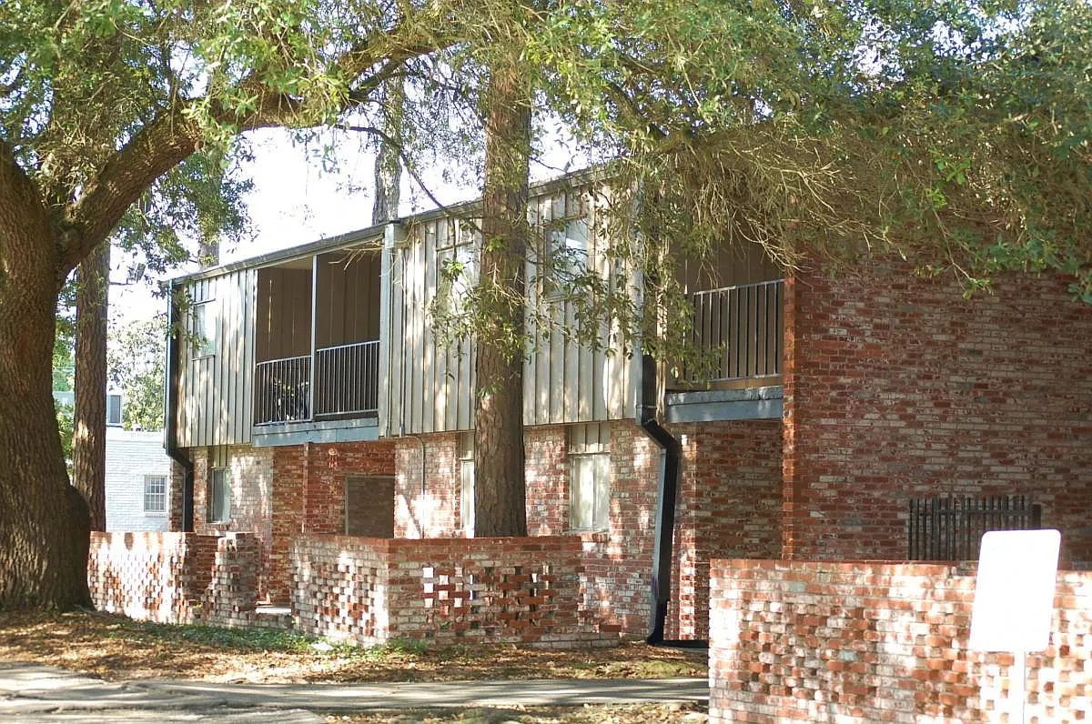 Grand Oaks Apartments — Photo 2