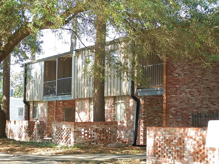 Grand Oaks Apartments — Photo 2