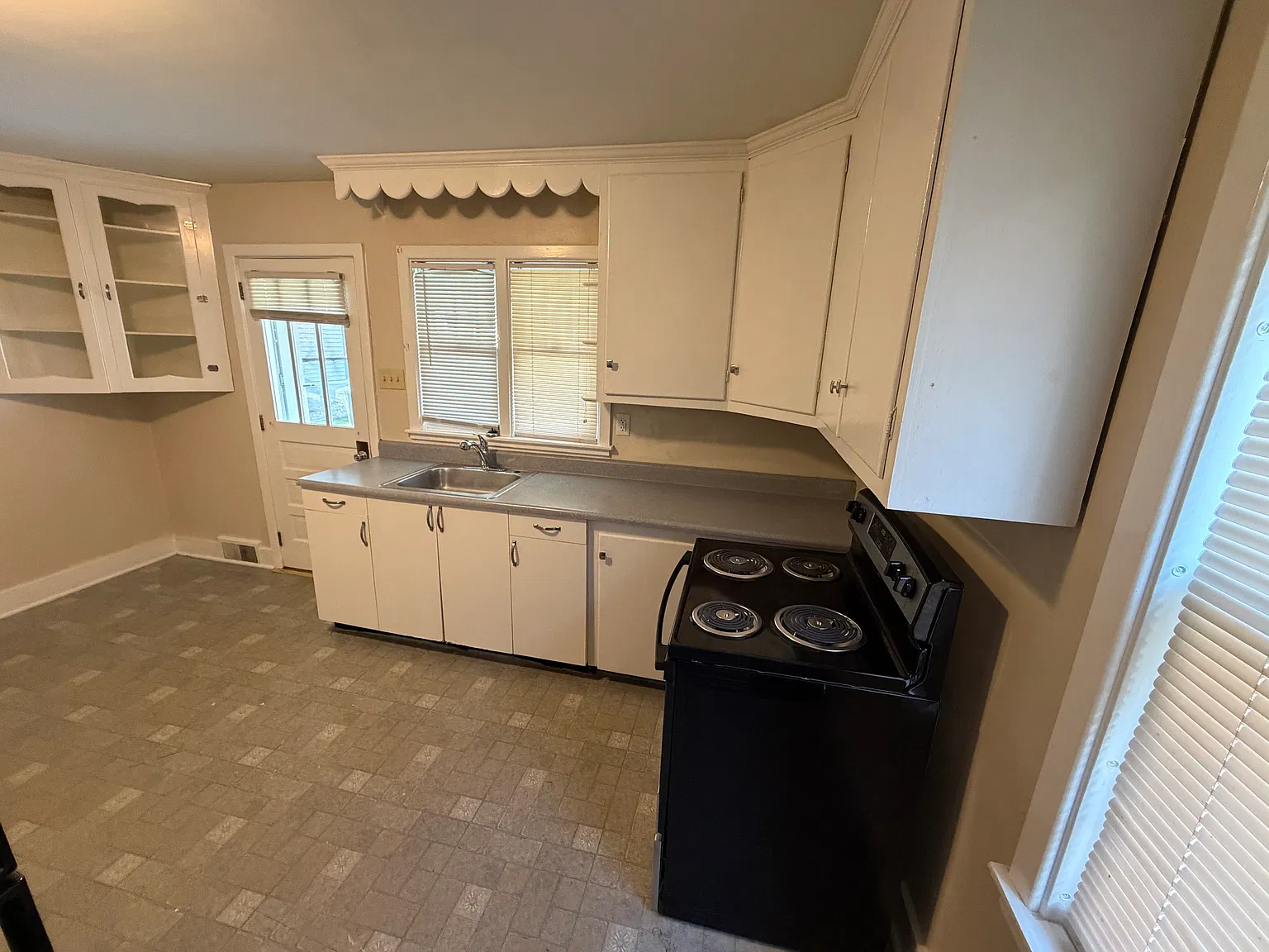3 bed, 1.5 bath, 1300 sqft, $1,680 — Photo 2