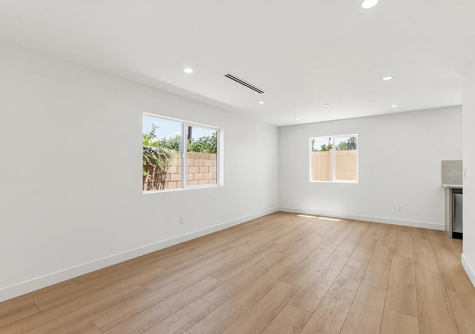 2 bed, 912 sqft, $3,200 — Photo 4