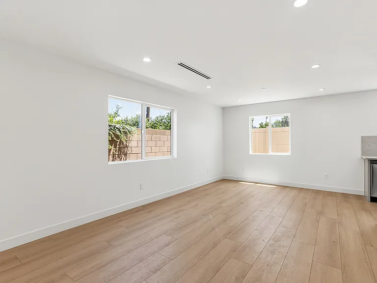 11504 Valjean Ave — Photo 4