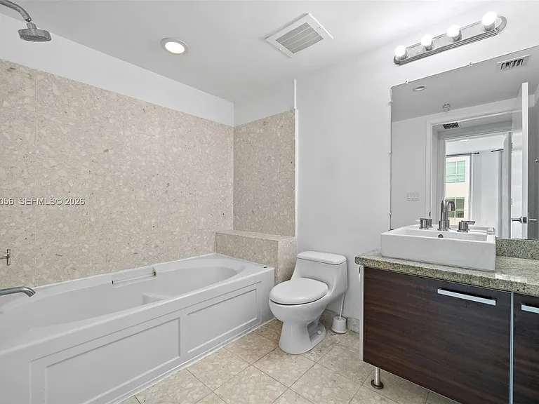185 SW 7th St #1710 — Photo 12
