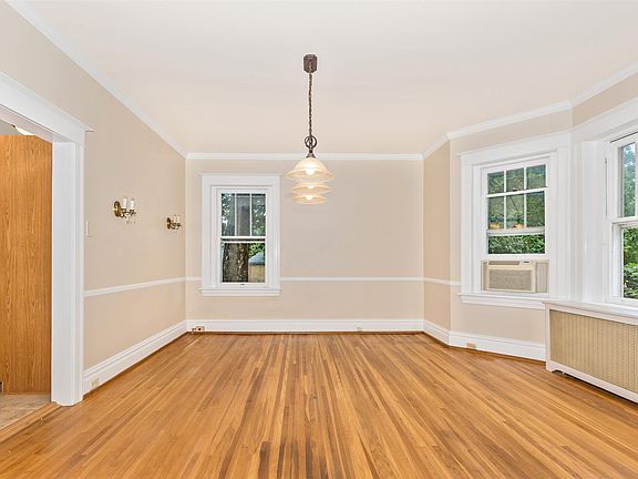 4th image of 826 Oak Hill Ave