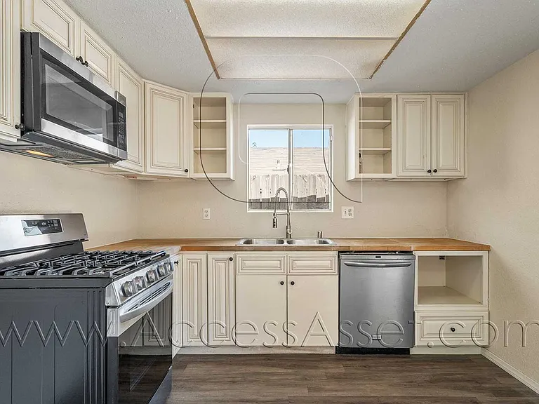 33220 Schaper St — Photo 8