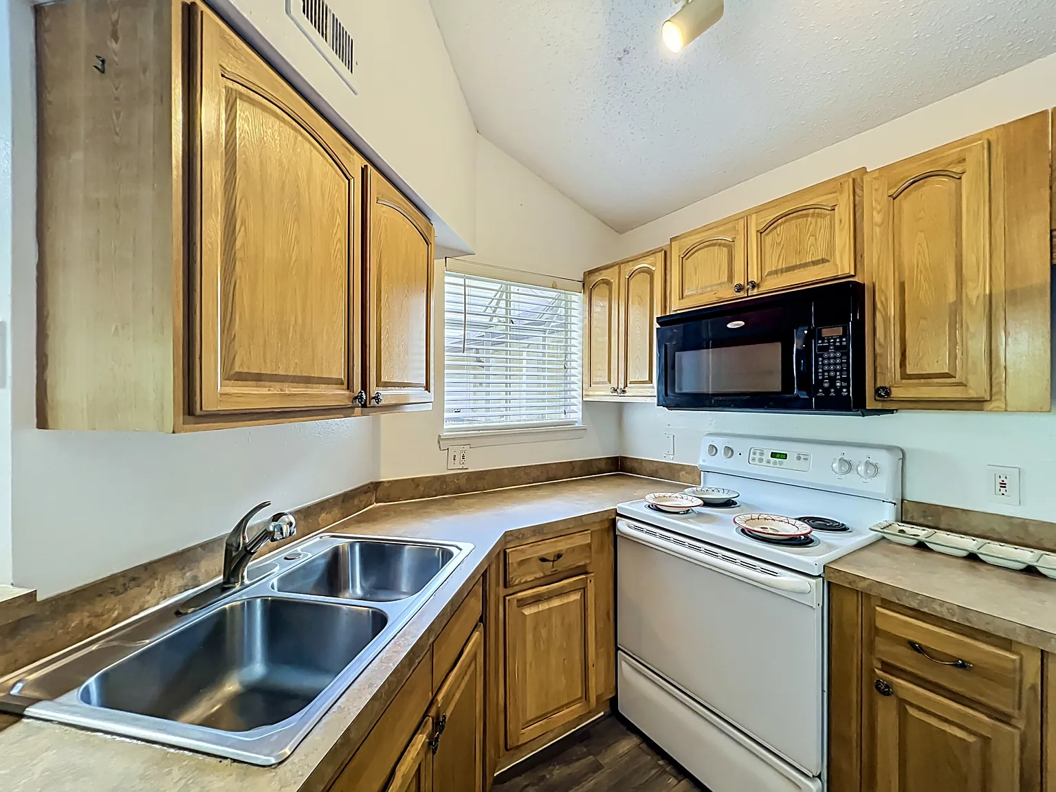 1940 Lake Atriums Circle - 112 — Photo 4
