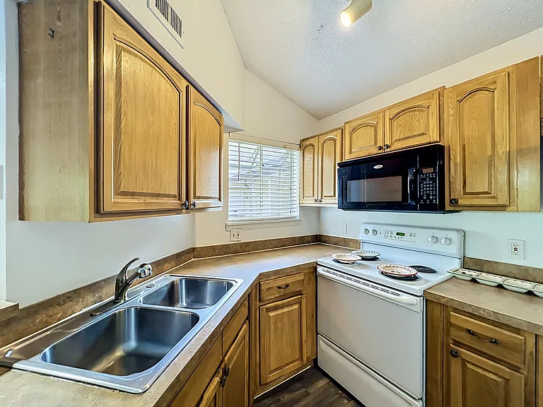 1940 Lake Atriums Cir #112 — Photo 4