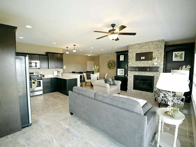 Centennial Pointe West — Photo 3