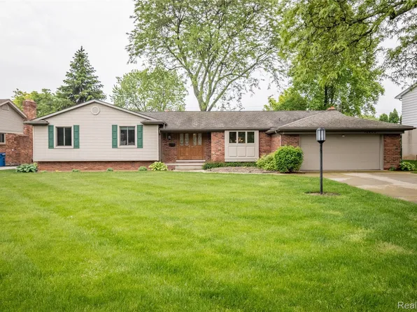 12950 Via Catherina Dr, Grand Blanc, MI 48439
