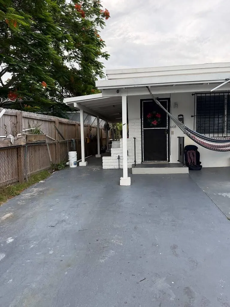 1 bed, 1.0 bath, 2122 sqft, $1,399 — Photo 1
