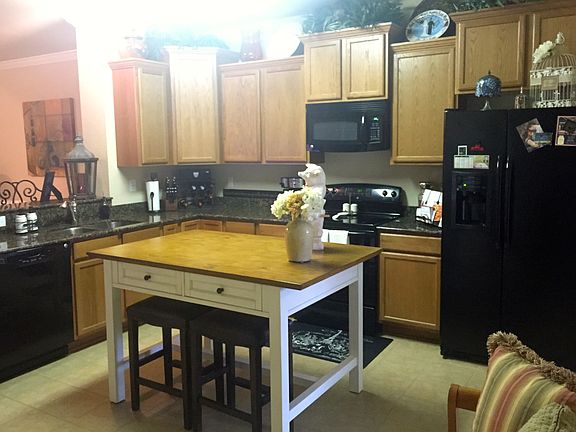 Large Kitchen with Granite