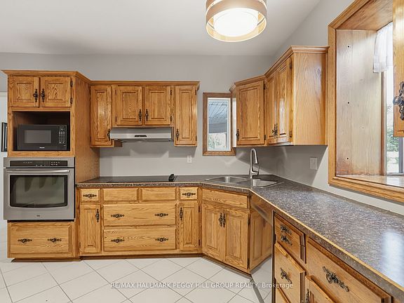 5th image of 404 Manly St