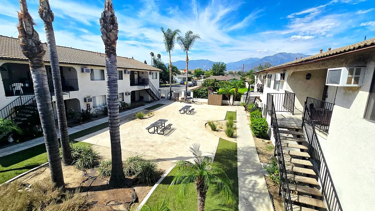 2 bed, 1.0 bath, 725 sqft, $1,995 — Photo 2