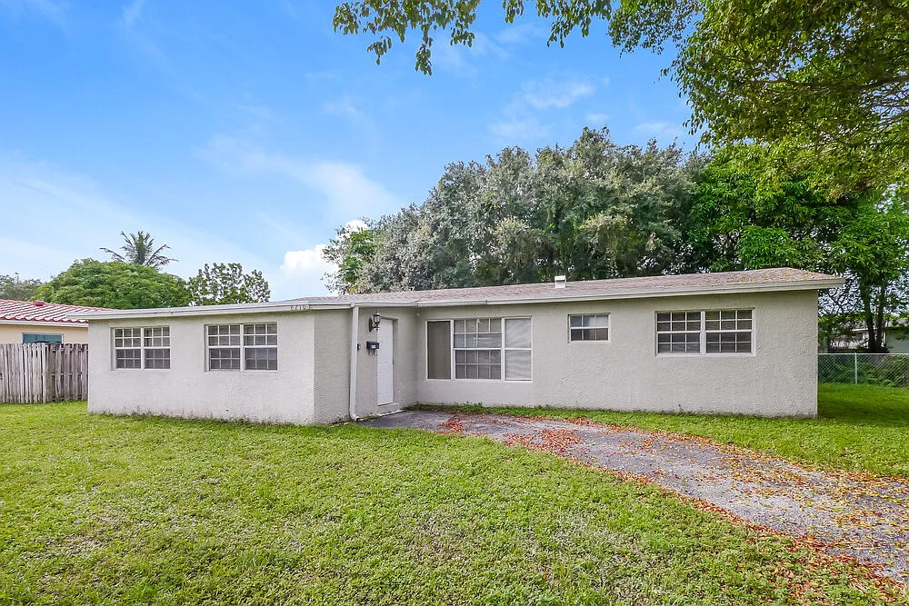 4 bed, 2.0 bath, 1572 sqft, $2,655 — Photo 1